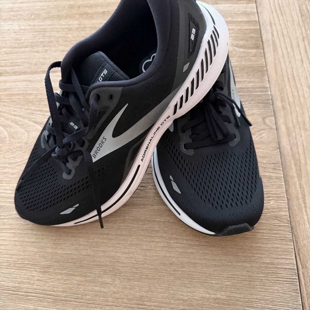 Brooks Adrenaline GTS 23 Mens Sneakers Black Size 9.5 Wide